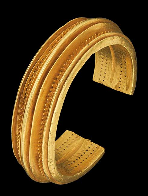 A EUROPEAN GOLD BRACELET LATE BRONZE AGE, CIRCA 1390-1000 B.C.
