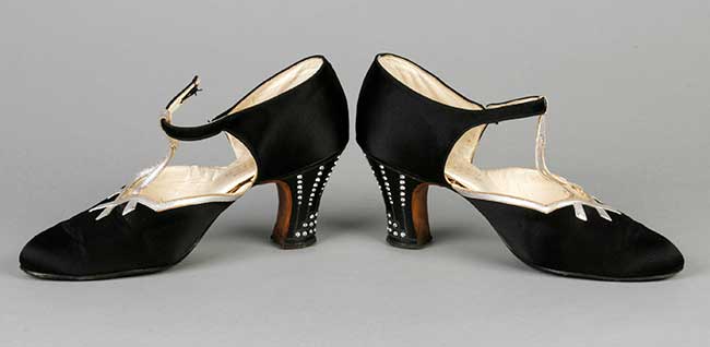 Pair of women’s dancing shoes Made in United Kingdom, 1920-1930.